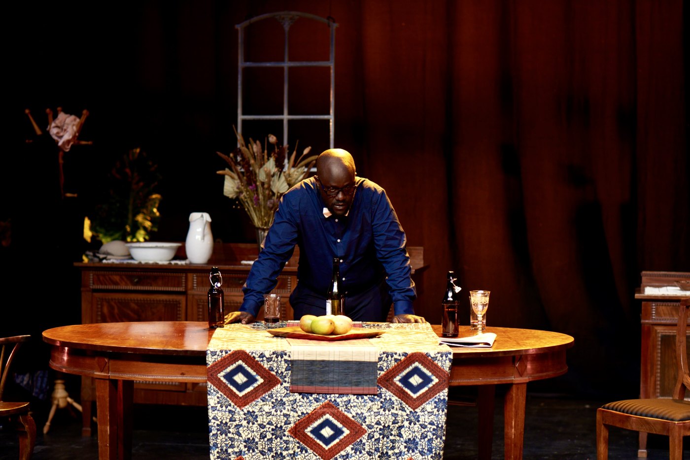 Scenebillede til Nye Nordiske Stemmers aktuelle fokus, som antyder arbejdet med at opbygge en immersiv verden.