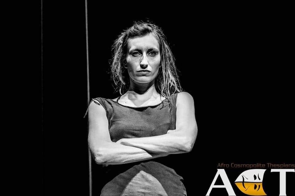 Sort-hvidt portrætstill af en kvinde med korslagte arme i Købmanden i Venedig.