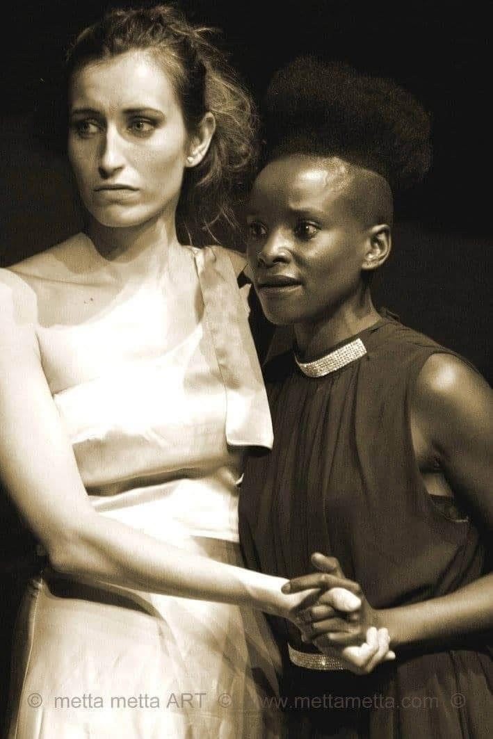 Sepia-nærbillede af to kvinder, der holder hinanden i hånden i Købmanden i Venedig.