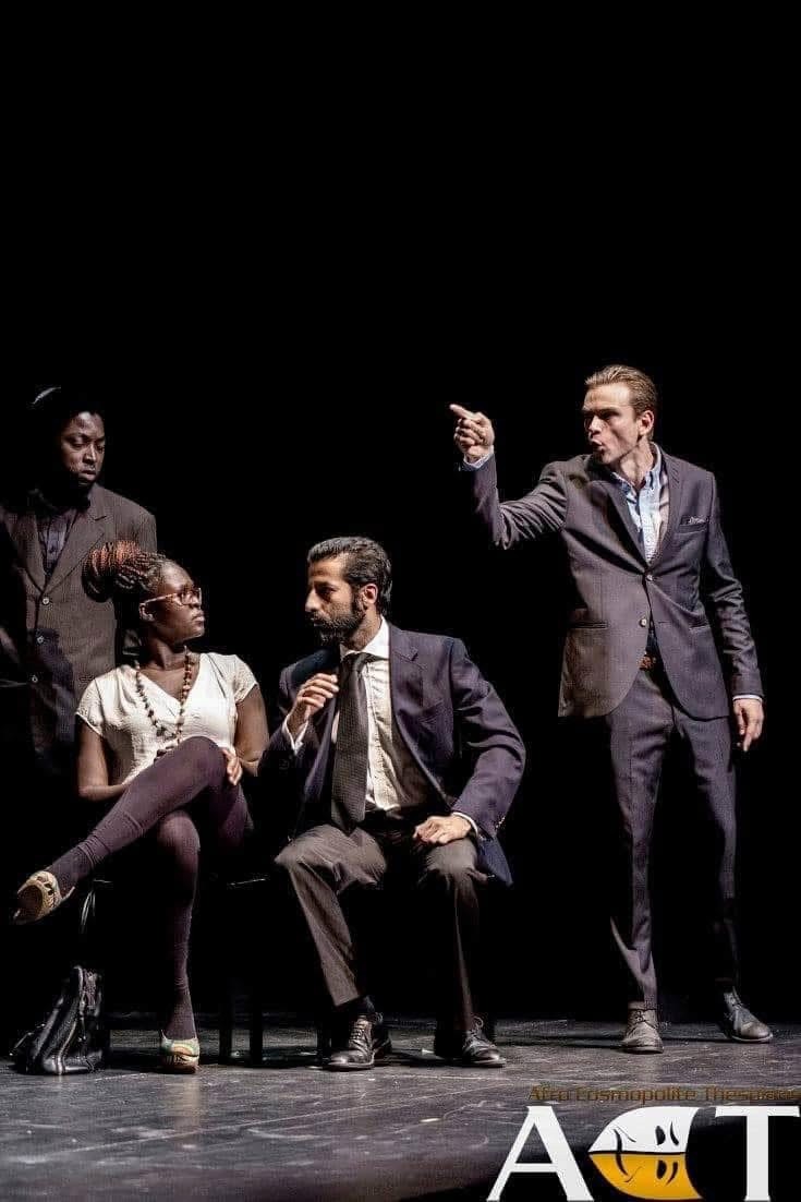 Retssalslignende konfrontation fra Købmanden i Venedig, hvor en jakkeklædt mand peger under en anspændt udveksling.